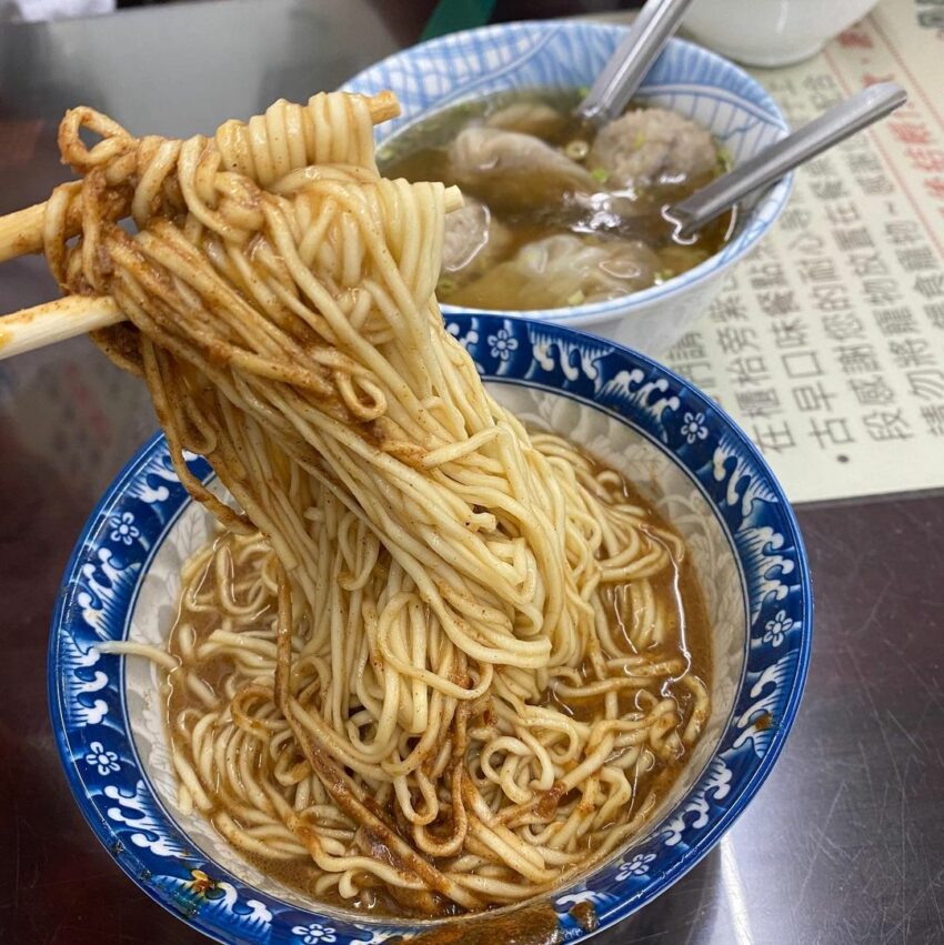 宜蘭宵夜 | #1大麵章,大麵章的招牌絕對是它的乾麵,分為麻醬乾麵與沙茶乾麵,厚重的麻醬包裏著偏細的麵條,讓每一條麵都能均勻沾上香濃的醬汁,吃起來口感略帶彈性不軟爛,芝麻和花生的香味直入鼻腔,口齒留香便是這碗麵的最佳寫照。 宜蘭宵夜
